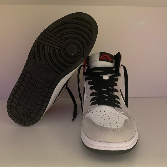 Men’s Jordan 1 Smoke Grey - Picture 3 of 3